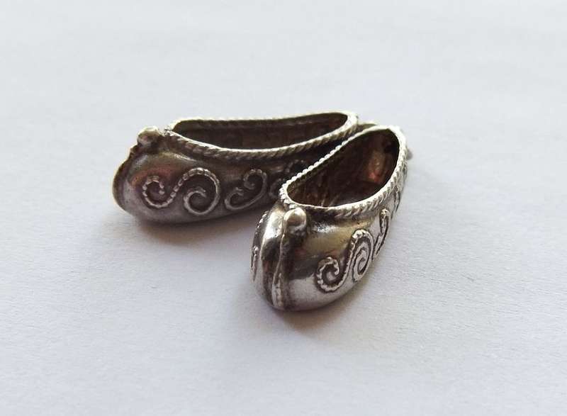 LOW START !! A VINTAGE GENUINE STERLING SILVER " BALLET / FANCY SHOES " CHARM !!