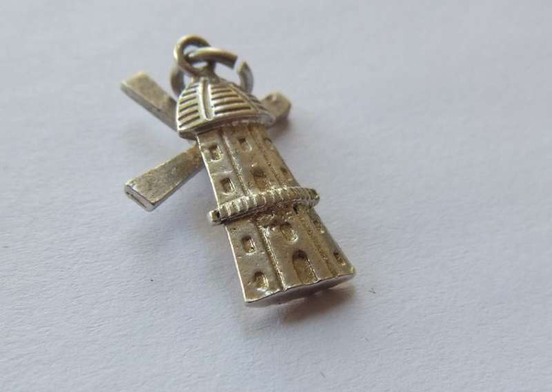LOW START !! A VINTAGE GENUINE STERLING SILVER " MECHANICAL WINDMILL " CHARM !!