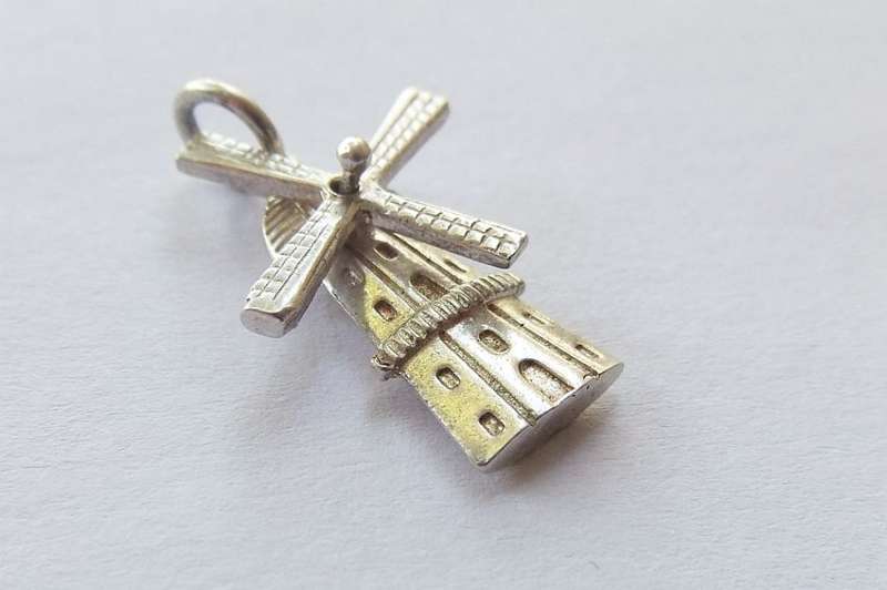 LOW START !! A VINTAGE GENUINE STERLING SILVER " MECHANICAL WINDMILL " CHARM !!