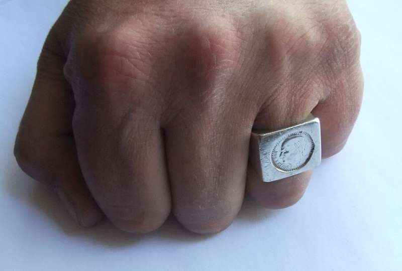 AN EYE CATCHING VINTAGE LOOK SOLID STERLING SILVER COIN RING !! STAMPED AND FULLY TESTED !!