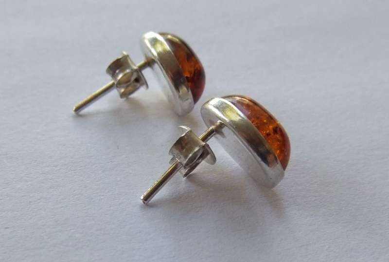 A STUNNING PAIR OF STERLING SILVER EARRINGS SET WITH CABOCHON AMBER INSETS !! FULLY TESTED !!