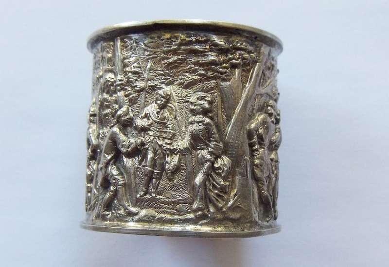 THE MOST BEAUTIFULLY DETAILED  HALLMARKED STERLING SILVER NAPKIN RING DATED 1900