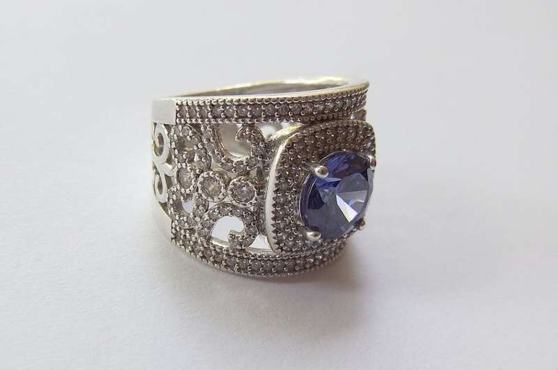 AN INCREDIBLE SOLID STERLING SILVER HALO RING SET WITH LOTS OF FACETED STONES !! MUST HAVE QUALITY !