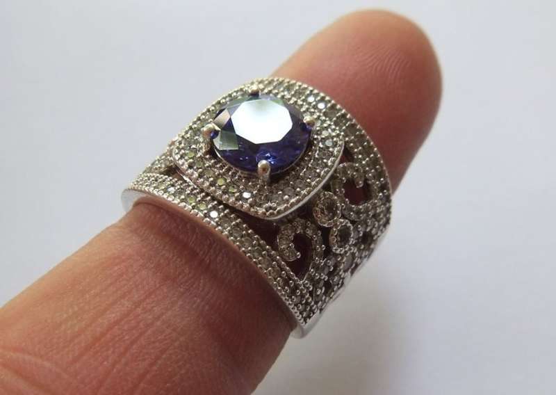 AN INCREDIBLE SOLID STERLING SILVER HALO RING SET WITH LOTS OF FACETED STONES !! MUST HAVE QUALITY !