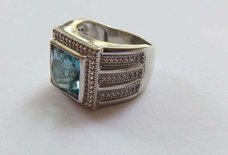 A SUPERIOR QUALITY SOLID STERLING SILVER RING SET WITH A BEAUTIFULLY FACETED BLUE STONE AND MORE !!