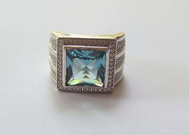 A SUPERIOR QUALITY SOLID STERLING SILVER RING SET WITH A BEAUTIFULLY FACETED BLUE STONE AND MORE !!