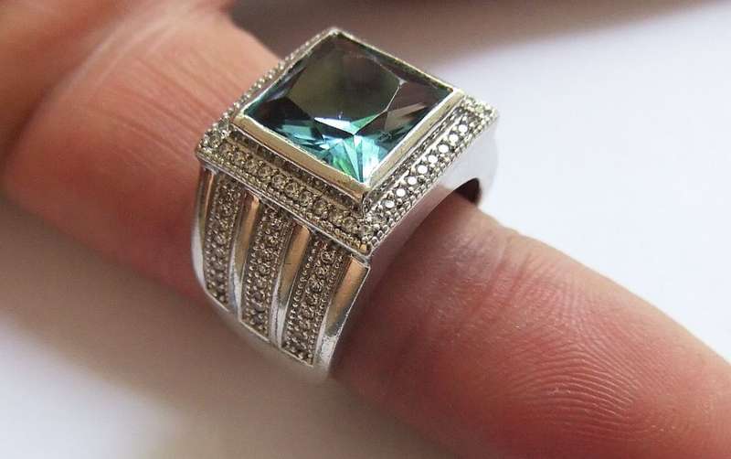 A SUPERIOR QUALITY SOLID STERLING SILVER RING SET WITH A BEAUTIFULLY FACETED BLUE STONE AND MORE !!