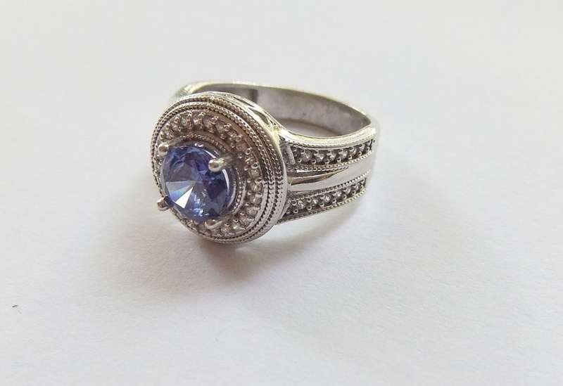 A BEAUTIFUL SOLID STERLING SILVER HALO RING SET WITH OVER 40 FACETED STONES !! FREE COMBINING !!
