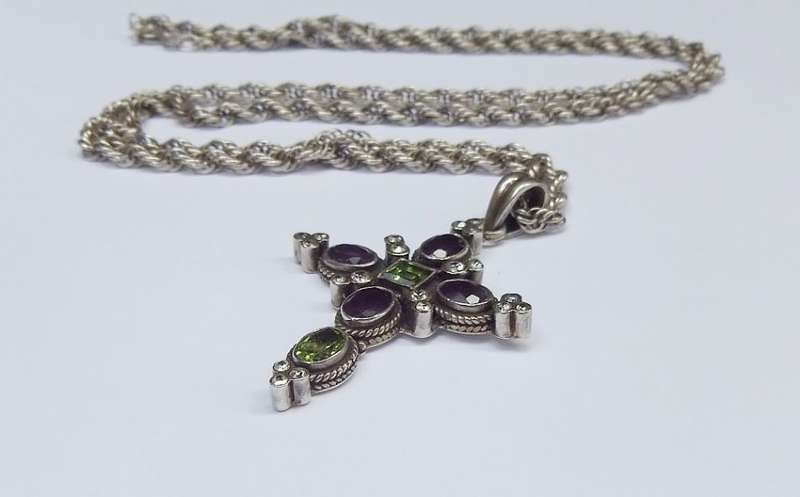 A STUPENDOUS SOLID STERLING SILVER JEWEL ENCRUSTED CROSS PENDANT WITH VINTAGE MULTI LINK NECKLACE