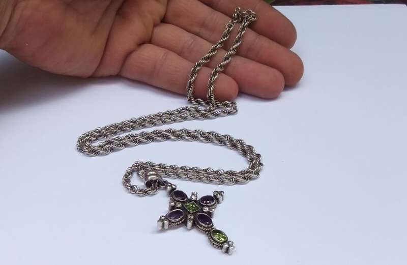 A STUPENDOUS SOLID STERLING SILVER JEWEL ENCRUSTED CROSS PENDANT WITH VINTAGE MULTI LINK NECKLACE