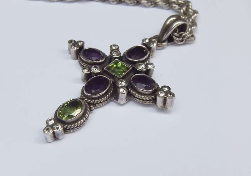 A STUPENDOUS SOLID STERLING SILVER JEWEL ENCRUSTED CROSS PENDANT WITH VINTAGE MULTI LINK NECKLACE