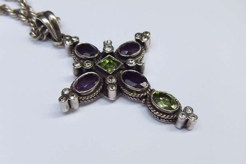 A STUPENDOUS SOLID STERLING SILVER JEWEL ENCRUSTED CROSS PENDANT WITH VINTAGE MULTI LINK NECKLACE