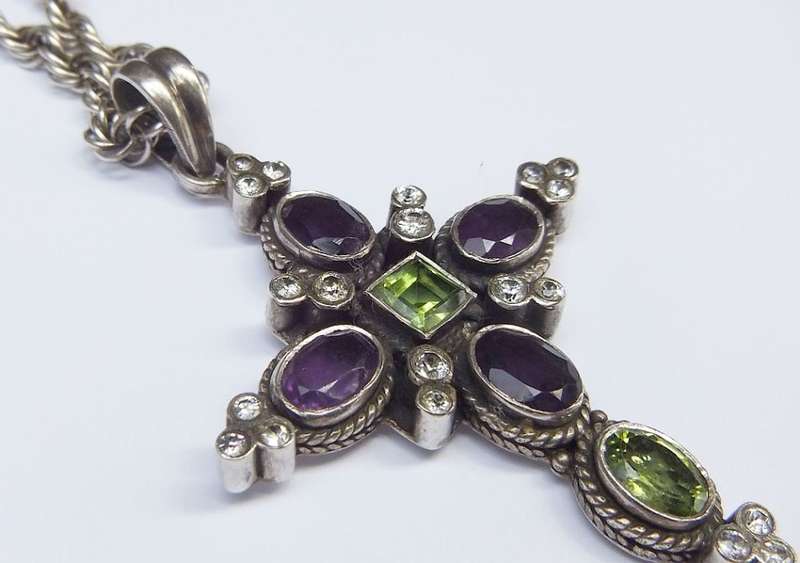 A STUPENDOUS SOLID STERLING SILVER JEWEL ENCRUSTED CROSS PENDANT WITH VINTAGE MULTI LINK NECKLACE
