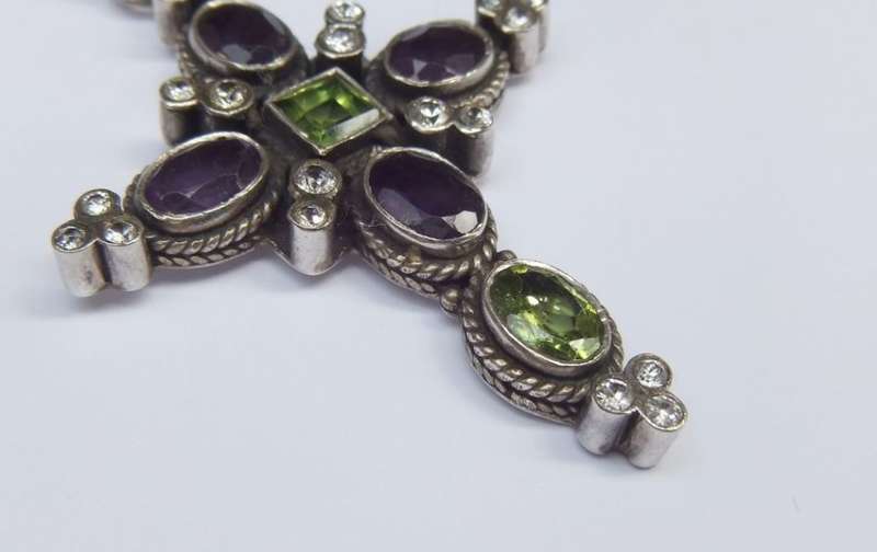 A STUPENDOUS SOLID STERLING SILVER JEWEL ENCRUSTED CROSS PENDANT WITH VINTAGE MULTI LINK NECKLACE