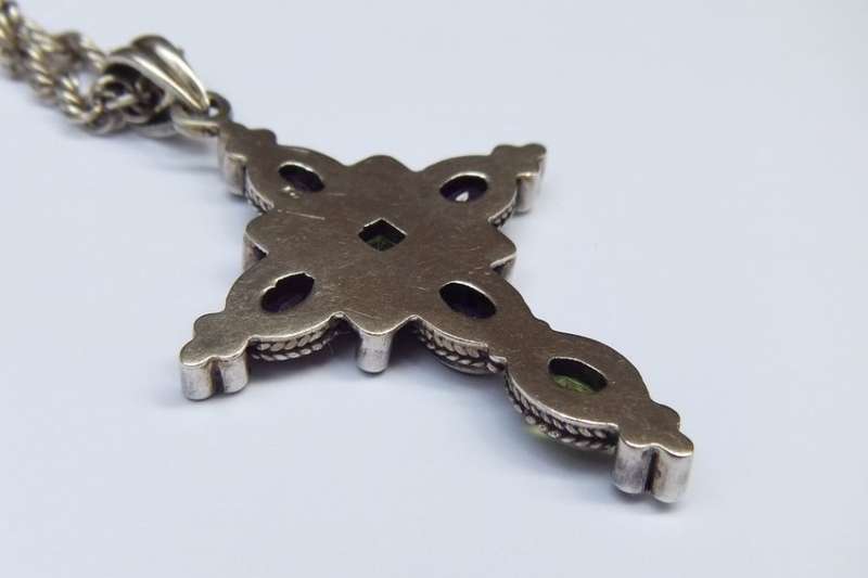 A STUPENDOUS SOLID STERLING SILVER JEWEL ENCRUSTED CROSS PENDANT WITH VINTAGE MULTI LINK NECKLACE