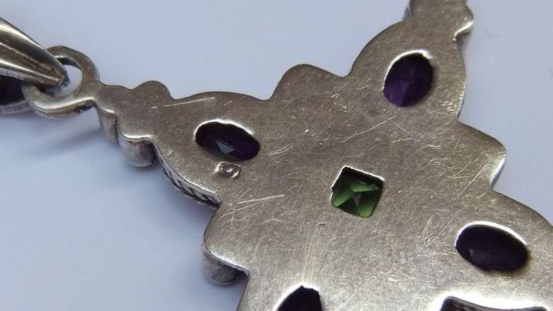 A STUPENDOUS SOLID STERLING SILVER JEWEL ENCRUSTED CROSS PENDANT WITH VINTAGE MULTI LINK NECKLACE