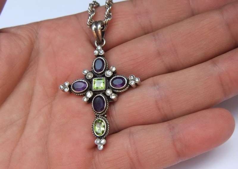 A STUPENDOUS SOLID STERLING SILVER JEWEL ENCRUSTED CROSS PENDANT WITH VINTAGE MULTI LINK NECKLACE