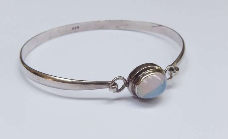 A SUPERB SOLID STERLING SILVER BANGLE WITH A MOONSTONE LOOK CABOCHON STONE !! ABSOLUTELY DIVINE !!