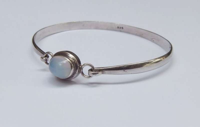 A SUPERB SOLID STERLING SILVER BANGLE WITH A MOONSTONE LOOK CABOCHON STONE !! ABSOLUTELY DIVINE !!