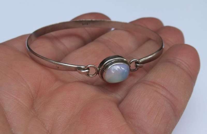 A SUPERB SOLID STERLING SILVER BANGLE WITH A MOONSTONE LOOK CABOCHON STONE !! ABSOLUTELY DIVINE !!