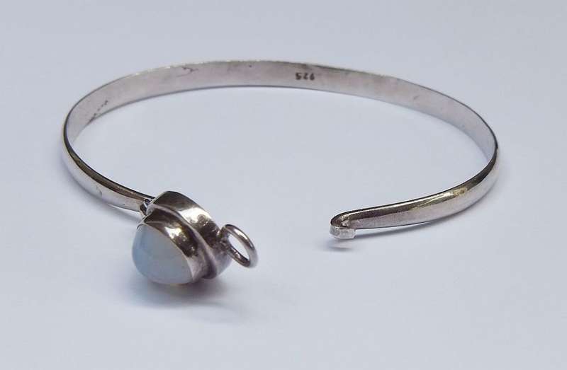 A SUPERB SOLID STERLING SILVER BANGLE WITH A MOONSTONE LOOK CABOCHON STONE !! ABSOLUTELY DIVINE !!