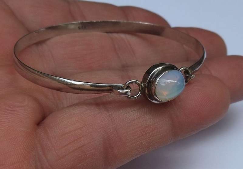 A SUPERB SOLID STERLING SILVER BANGLE WITH A MOONSTONE LOOK CABOCHON STONE !! ABSOLUTELY DIVINE !!