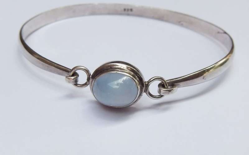A SUPERB SOLID STERLING SILVER BANGLE WITH A MOONSTONE LOOK CABOCHON STONE !! ABSOLUTELY DIVINE !!