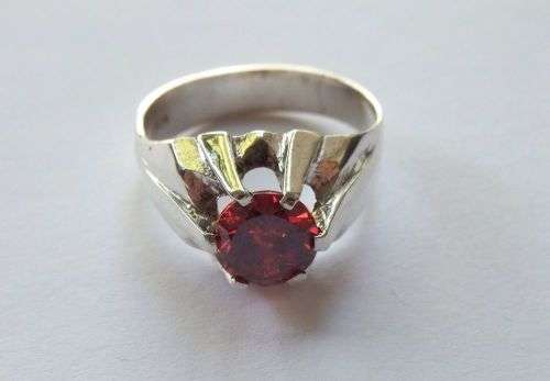A STUNNING VINTAGE STYLE SOLID STERLING SILVER RING SET WITH A RUBY COLORED FACETED STONE !! TESTED