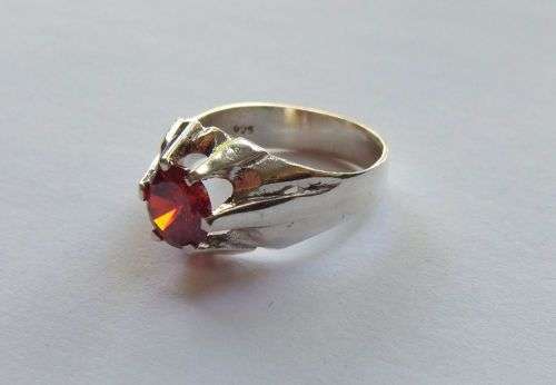 A STUNNING VINTAGE STYLE SOLID STERLING SILVER RING SET WITH A RUBY COLORED FACETED STONE !! TESTED