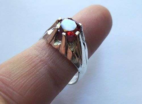A STUNNING VINTAGE STYLE SOLID STERLING SILVER RING SET WITH A RUBY COLORED FACETED STONE !! TESTED