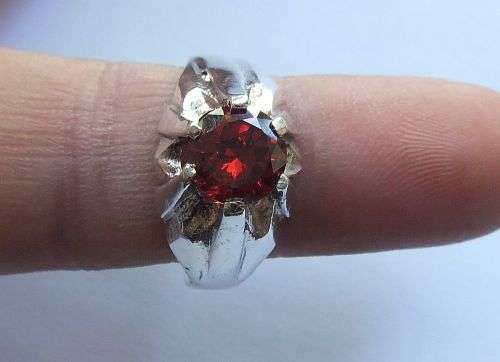 A STUNNING VINTAGE STYLE SOLID STERLING SILVER RING SET WITH A RUBY COLORED FACETED STONE !! TESTED