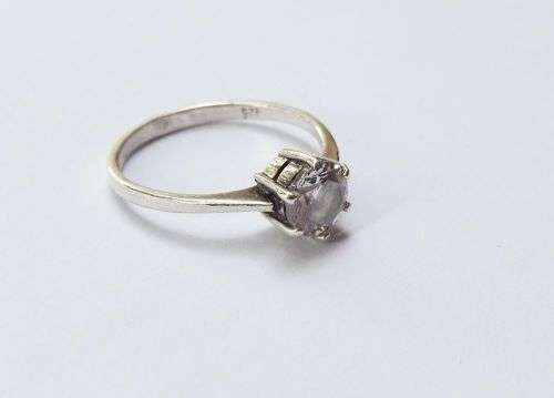 A TIMELESS GENUINE STERLING SILVER RING SET WITH A SINGLE FACETED CZ STONE !! FULLY TESTED !!