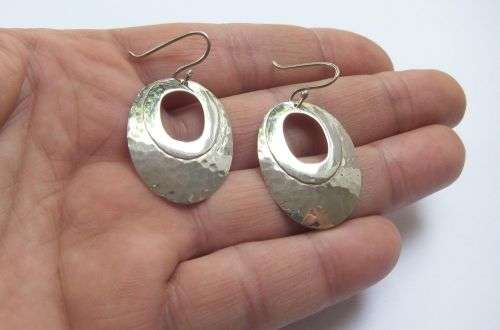 AN EYE CATCHING PAIR OF SOLID STERLING SILVER EARRINGS IN EXCELLENT CONDITION !! FREE COMBINING !!