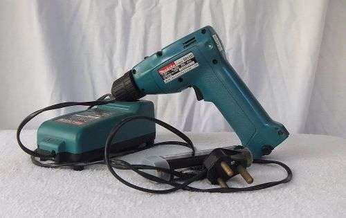 A TOTALLY COOL VINTAGE MAKITA CORDLESS DRILL WITH CHARGER AND TWO RECHARGEABLE BATTERIES !! ORIGINAL