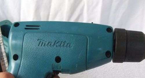 A TOTALLY COOL VINTAGE MAKITA CORDLESS DRILL WITH CHARGER AND TWO RECHARGEABLE BATTERIES !! ORIGINAL