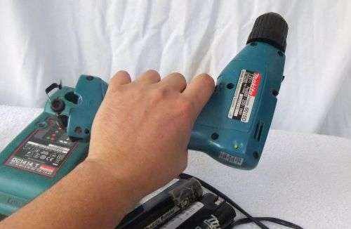 A TOTALLY COOL VINTAGE MAKITA CORDLESS DRILL WITH CHARGER AND TWO RECHARGEABLE BATTERIES !! ORIGINAL