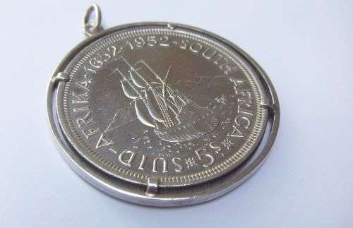 AN AWESOME VINTAGE SOLID SILVER 1952 FIVE SHILLING COIN PENDANT SET IN A STERLING SILVER FRAME !!