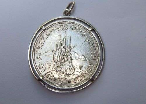 AN AWESOME VINTAGE SOLID SILVER 1952 FIVE SHILLING COIN PENDANT SET IN A STERLING SILVER FRAME !!