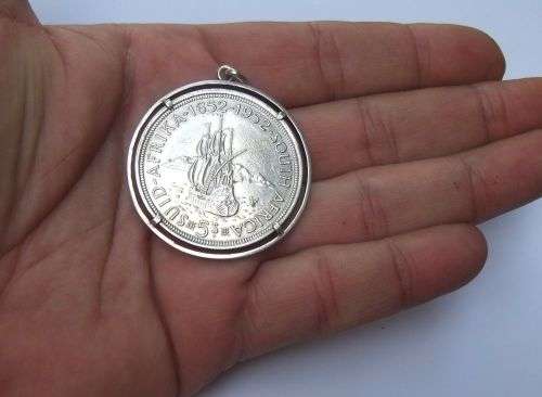 AN AWESOME VINTAGE SOLID SILVER 1952 FIVE SHILLING COIN PENDANT SET IN A STERLING SILVER FRAME !!