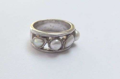 MUST HAVE !! A HIGH CLASS SUPER QUALITY SOLID STERLING SILVER RING SET WITH GENUINE PEARLS !!