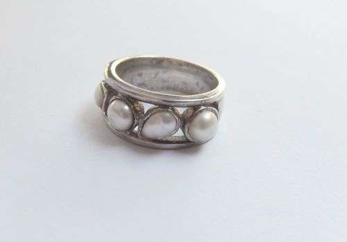 MUST HAVE !! A HIGH CLASS SUPER QUALITY SOLID STERLING SILVER RING SET WITH GENUINE PEARLS !!
