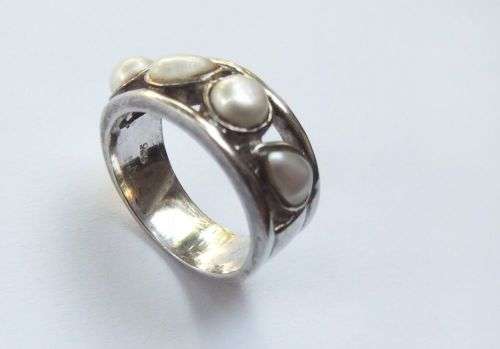 MUST HAVE !! A HIGH CLASS SUPER QUALITY SOLID STERLING SILVER RING SET WITH GENUINE PEARLS !!