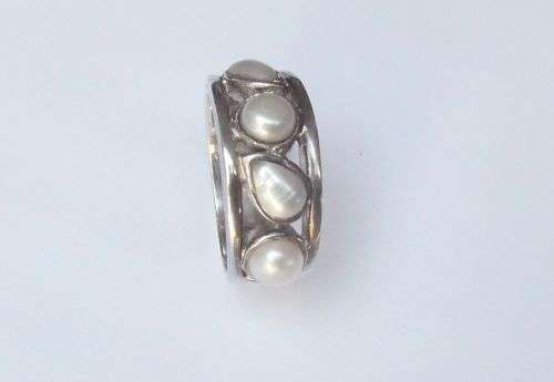 MUST HAVE !! A HIGH CLASS SUPER QUALITY SOLID STERLING SILVER RING SET WITH GENUINE PEARLS !!