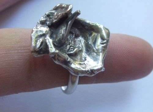 MUST SEE !! REALLY DIFFERENT !! AN ABSTRACT INSPIRED SOLID STERLING SILVER RING !! GOOD QUALITY !!