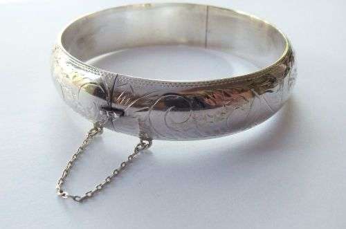 MUST SEE !! AN EXQUISITE STERLING SILVER CUFF BANGLE WITH SAFETY CHAIN AND ENGRAVED DECORATION !!