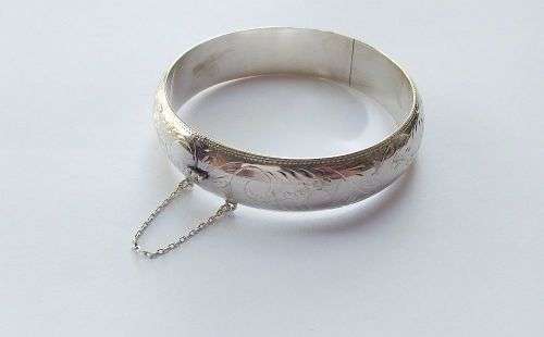 MUST SEE !! AN EXQUISITE STERLING SILVER CUFF BANGLE WITH SAFETY CHAIN AND ENGRAVED DECORATION !!