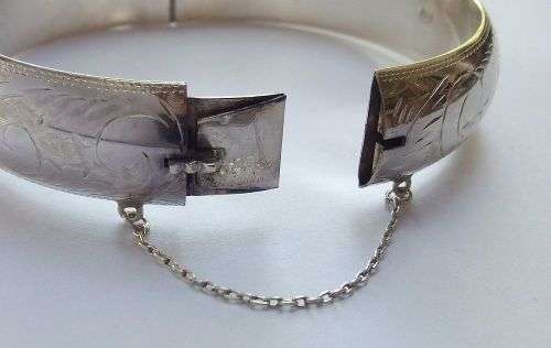 MUST SEE !! AN EXQUISITE STERLING SILVER CUFF BANGLE WITH SAFETY CHAIN AND ENGRAVED DECORATION !!