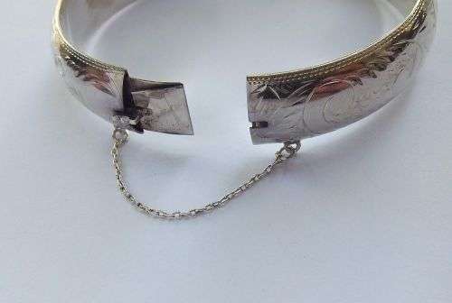 MUST SEE !! AN EXQUISITE STERLING SILVER CUFF BANGLE WITH SAFETY CHAIN AND ENGRAVED DECORATION !!