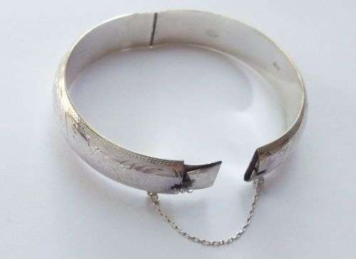 MUST SEE !! AN EXQUISITE STERLING SILVER CUFF BANGLE WITH SAFETY CHAIN AND ENGRAVED DECORATION !!