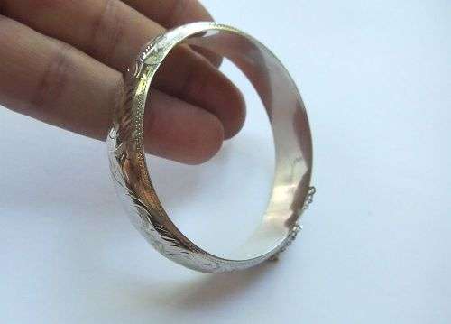 MUST SEE !! AN EXQUISITE STERLING SILVER CUFF BANGLE WITH SAFETY CHAIN AND ENGRAVED DECORATION !!
